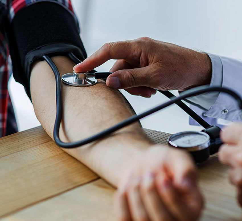 doctor_checknig_patient